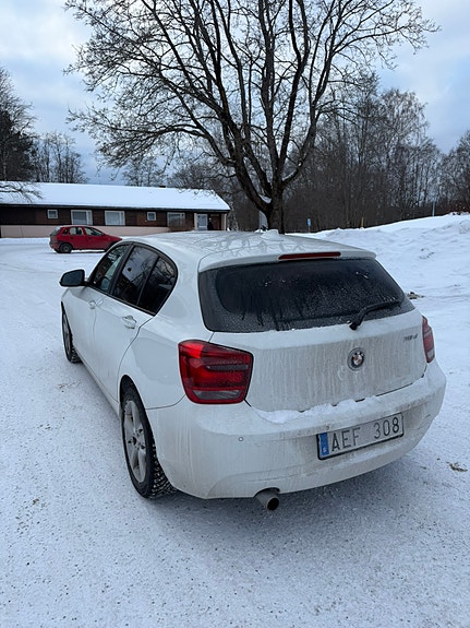 BMW 118d 3 of 5