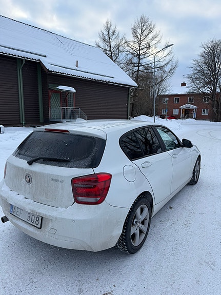 BMW 118d 4 of 5