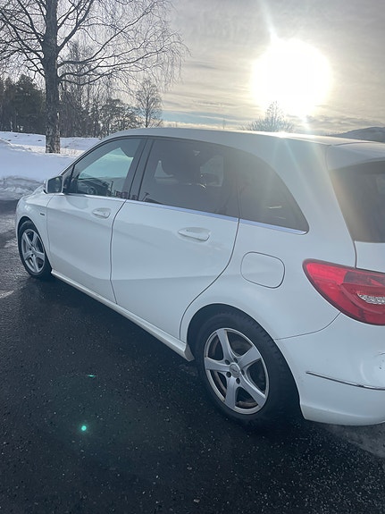 Mercedes-Benz B180 2 of 19
