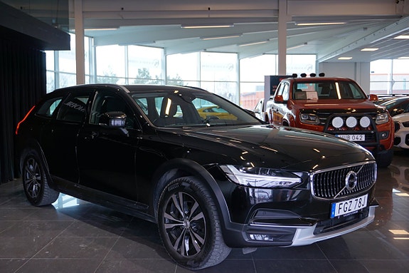 Volvo V90 Cross Country 2 of 5