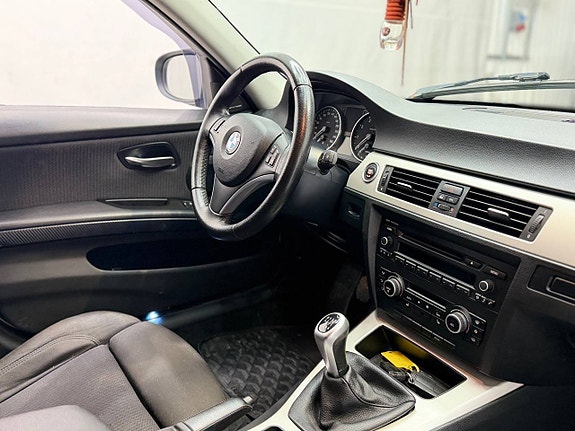 BMW 320i 11 of 11