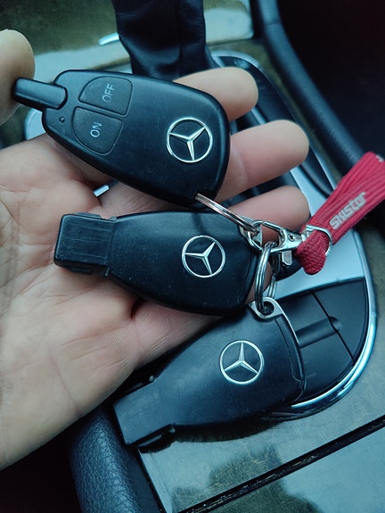 Mercedes-Benz E320 5 of 5