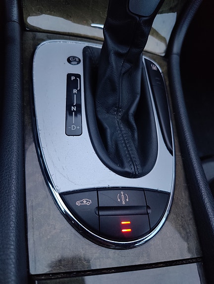 Mercedes-Benz E320 6 of 11