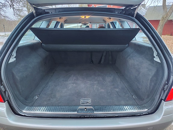 Mercedes-Benz E320 10 of 11