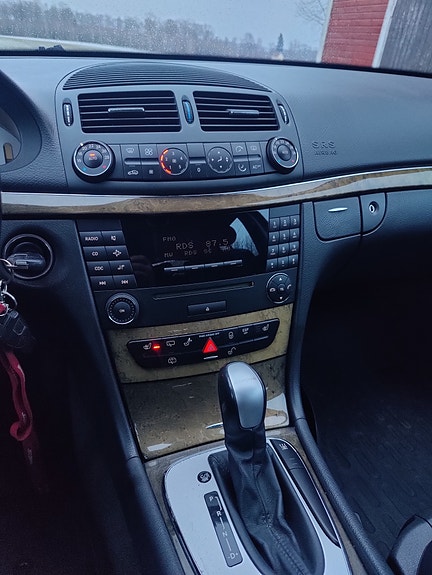 Mercedes-Benz E320 8 of 11