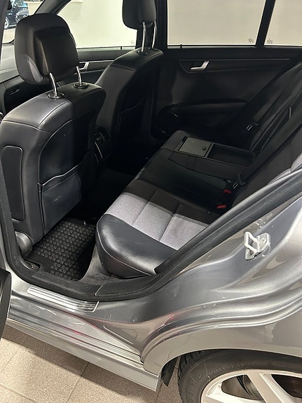 Mercedes-Benz C220 8 of 12