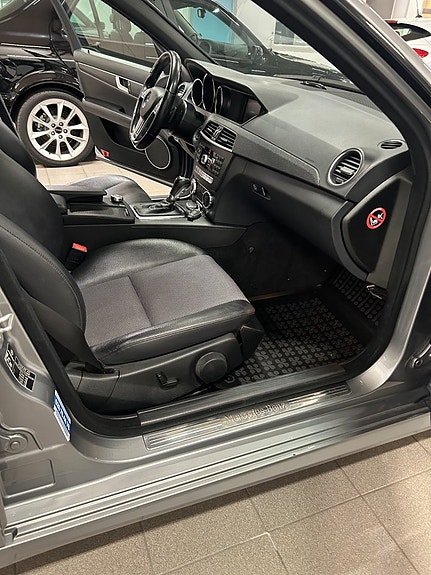 Mercedes-Benz C220 11 of 12