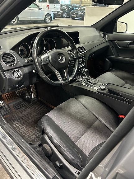 Mercedes-Benz C220 7 of 12
