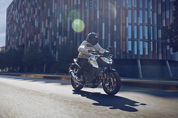 Honda CB750 Hornet E-Clutch Köp din 2026 års modell idag! 3,45% Räntekampanj 2 of 5