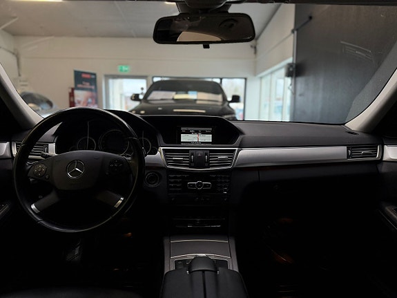 Mercedes-Benz E200 8 of 25