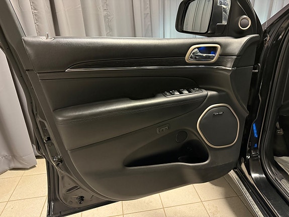 Jeep Grand Cherokee 18 of 30