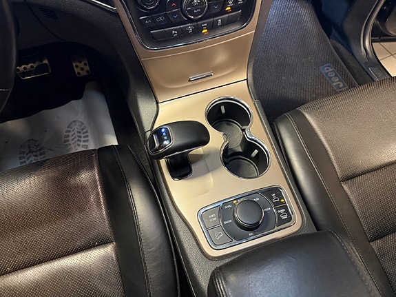 Jeep Grand Cherokee 12 of 30