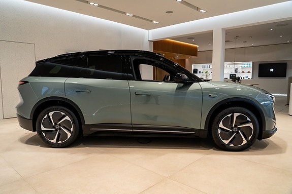 NIO EL6 3 of 18