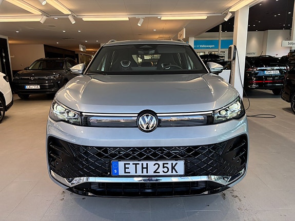Volkswagen Tiguan 2 of 5
