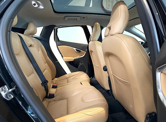 Volvo V40 Cross Country 9 of 18
