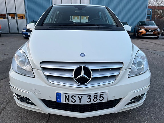 Mercedes-Benz B180 2 of 5