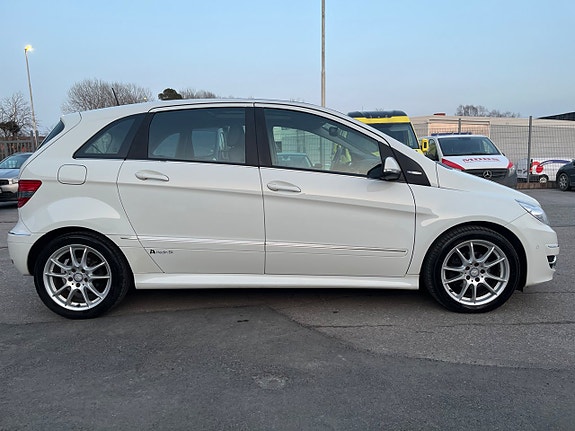 Mercedes-Benz B180 4 of 5