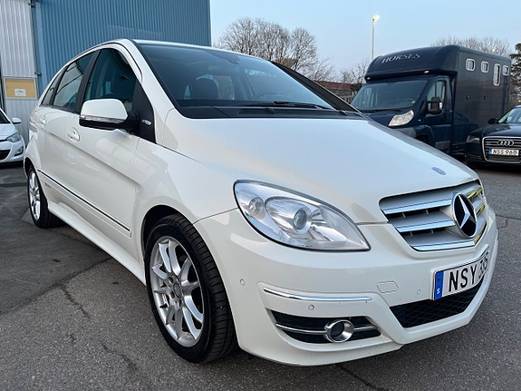 Mercedes-Benz B180 3 of 5
