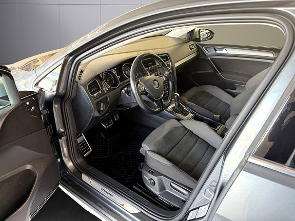Volkswagen Golf Alltrack 9 of 18