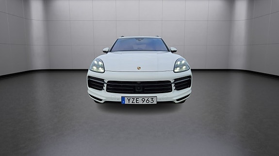 Porsche Cayenne S 2 of 5