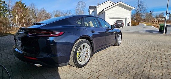 Porsche Panamera 4 3 of 5