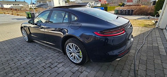 Porsche Panamera 4 2 of 5