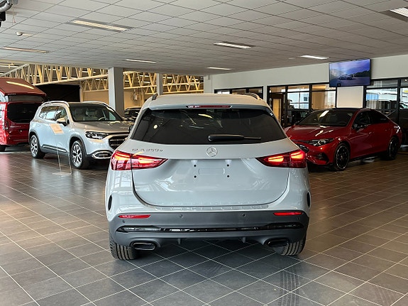 Mercedes-Benz GLA250 e 3 of 22