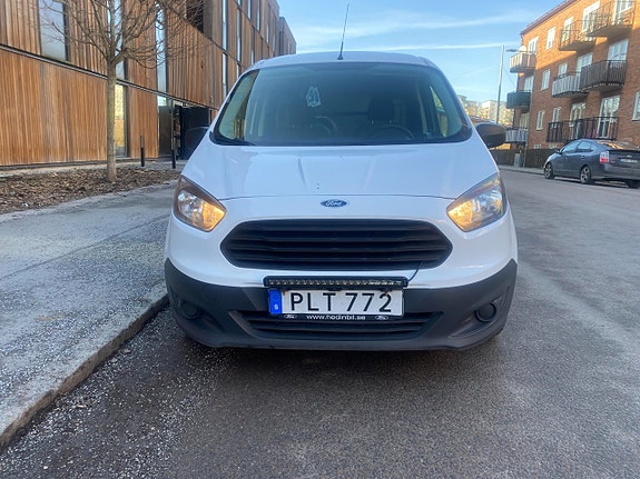 Ford Transit Courier 3 of 21