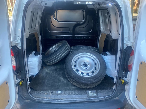 Ford Transit Courier 19 of 21