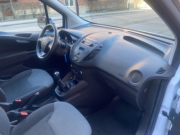 Ford Transit Courier 10 of 21