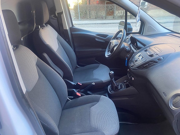 Ford Transit Courier 11 of 21