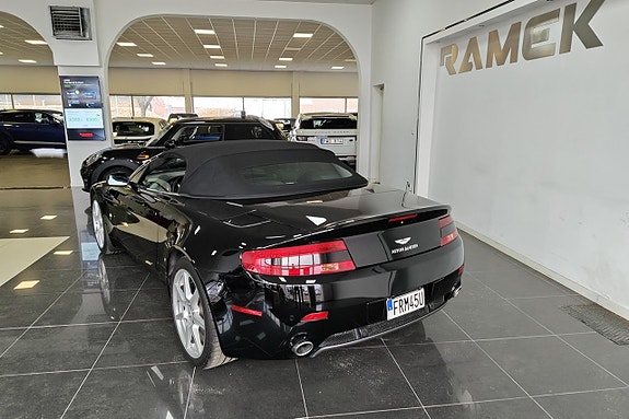 Aston Martin Vantage 8 of 15