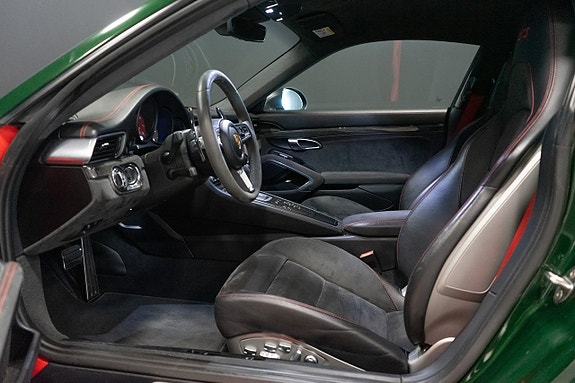 Porsche 911 Carrera 4 GTS 14 of 20