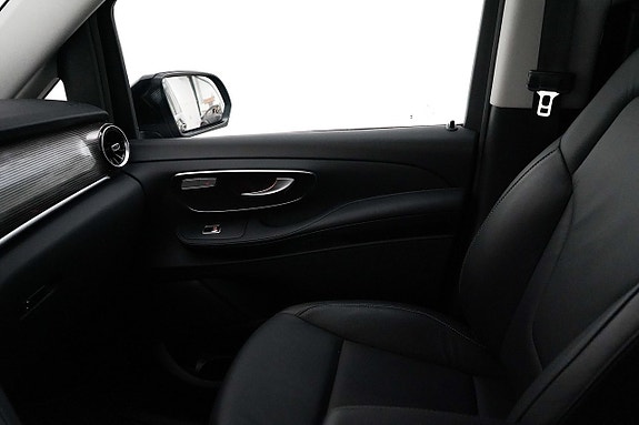 Mercedes-Benz V250 17 of 25
