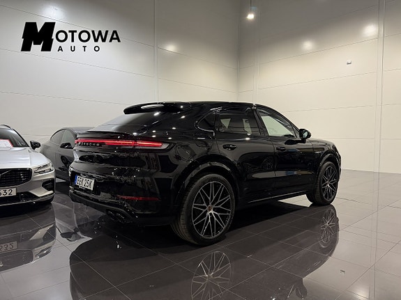 Porsche Cayenne 2 of 5