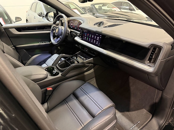 Porsche Cayenne 13 of 27