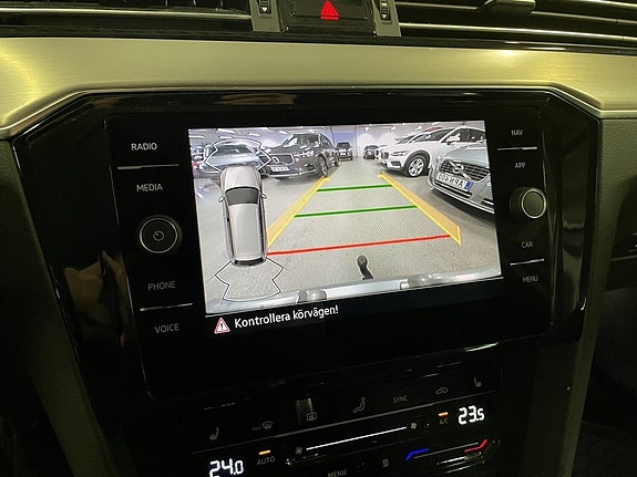 Volkswagen Passat Alltrack 9 of 11