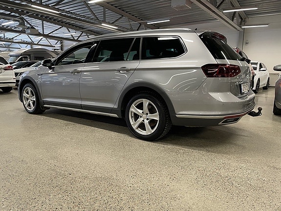 Volkswagen Passat Alltrack 3 of 5