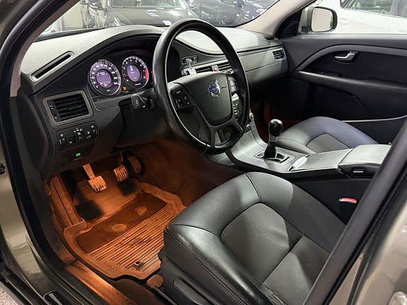 Volvo V70 11 of 16