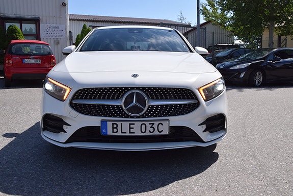 Mercedes-Benz A180 2 of 23
