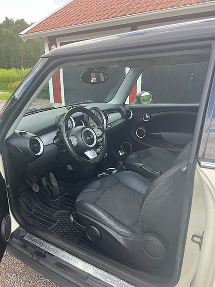 MINI Cooper 4 of 4