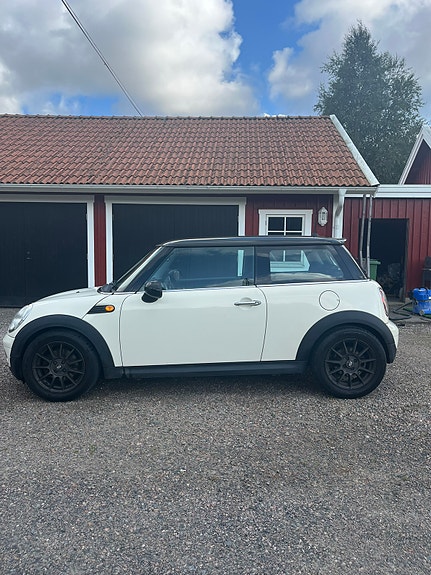 MINI Cooper 2 of 4
