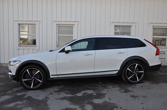 Volvo V90 Cross Country 2 of 5