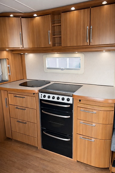 KABE KABE Royal 560 XL KS – Alde, Golvvärme, Solpanel, Ugn, Förtält, Cykelställ bak 3 of 6