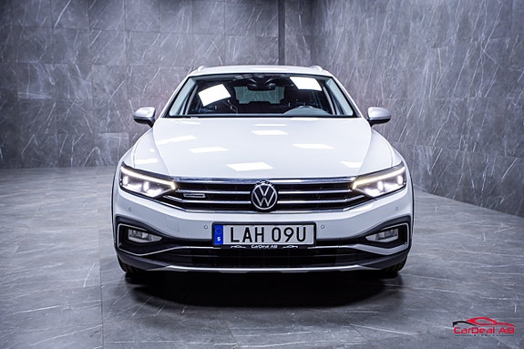 Volkswagen Passat Alltrack 2 of 5