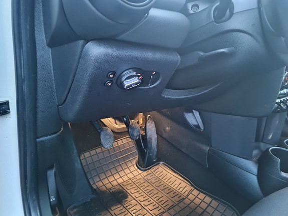 MINI Cooper 17 of 26