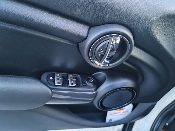 MINI Cooper 15 of 26