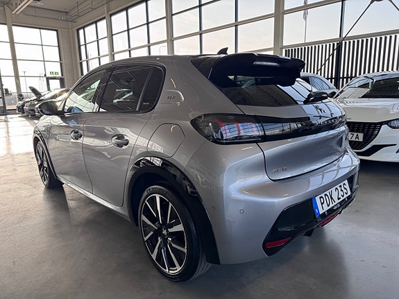 Peugeot 208 3 of 16
