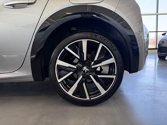 Peugeot 208 15 of 16