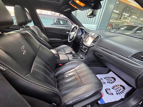 Chrysler 300 8 of 17